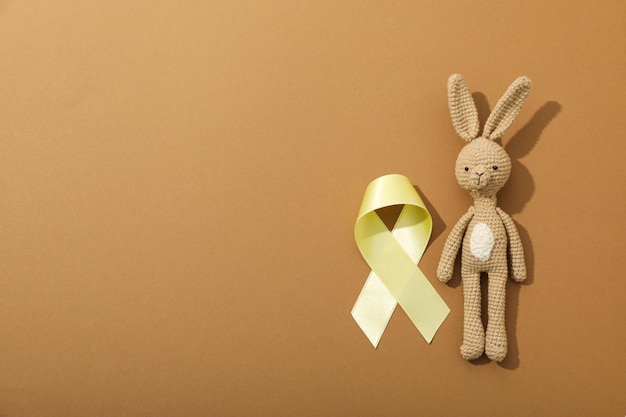 Un lapin de jouet doux avec un ruban jaune
