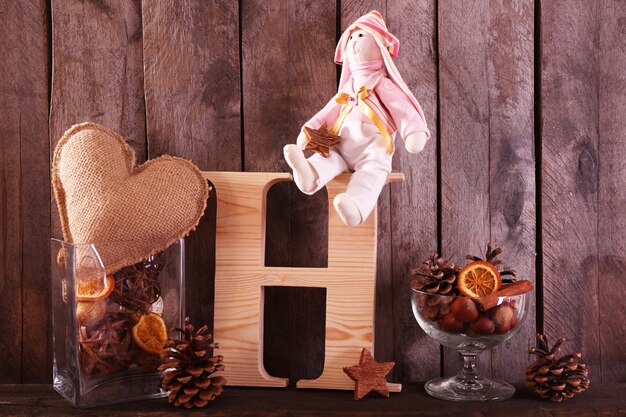 Lapin jouet avec lettre sur une surface en bois