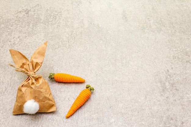 Lapin en papier et carottes tricotées pour Pâques