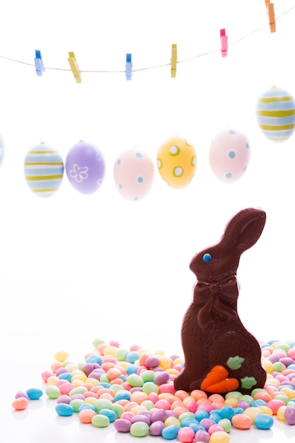 Lapin de Pâques en chocolat avec d'autres bonbons de Pâques.