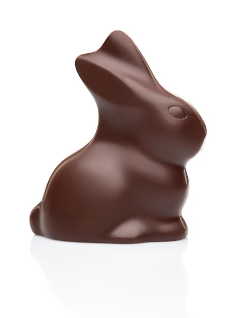 Lapin de Pâques en chocolat sur fond blanc