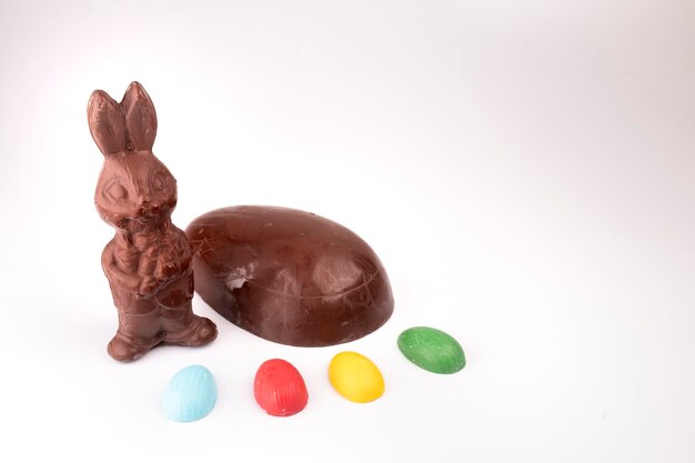 Lapin de pâques en chocolat oeuf en chocolat et oeufs colorés vus d'en haut isolés sur fond blanc