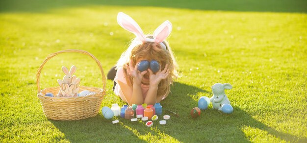 Lapin de Pâques enfants enfant garçon en lapin de Pâques couvrir les yeux avec des oeufs