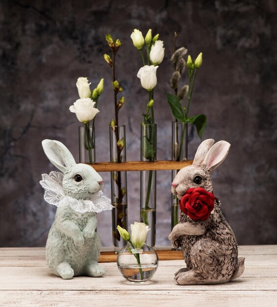 Lapin de Pâques et fleurs de printemps dans des vases en verre. Carte de voeux de Pâques