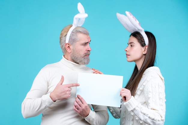 Lapin de Pâques homme et femme avec conseil pour texte couple habillé en costume de lapin de Pâques sur zone bleue