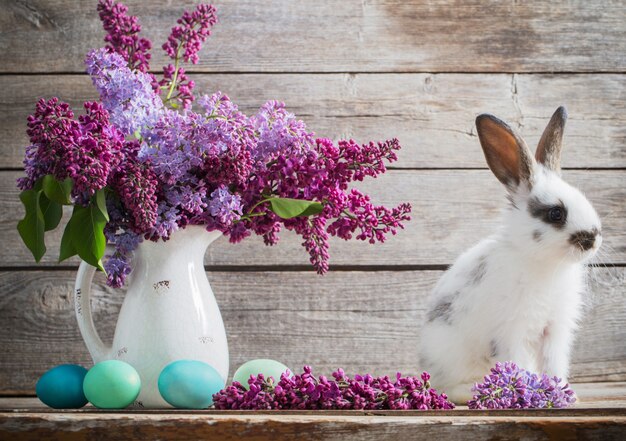 Lapin de Pâques avec lilas sur fond de bois