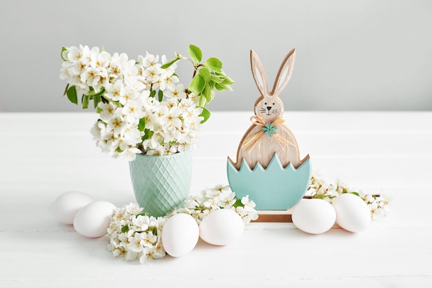 Lapin de Pâques et oeufs de Pâques blancs et branche de printemps avec des fleurs. Fleurs de Pâques Printemps Fleurs de cerisier Fleurs de printemps. Beau verger. Printemps