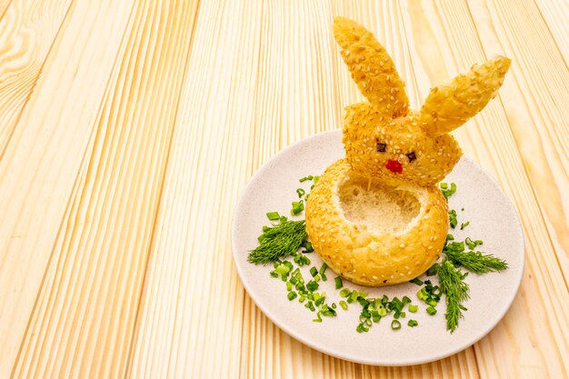 Lapin de Pâques avec soupe chaude à la crème de citrouille aux herbes et graines de citrouille