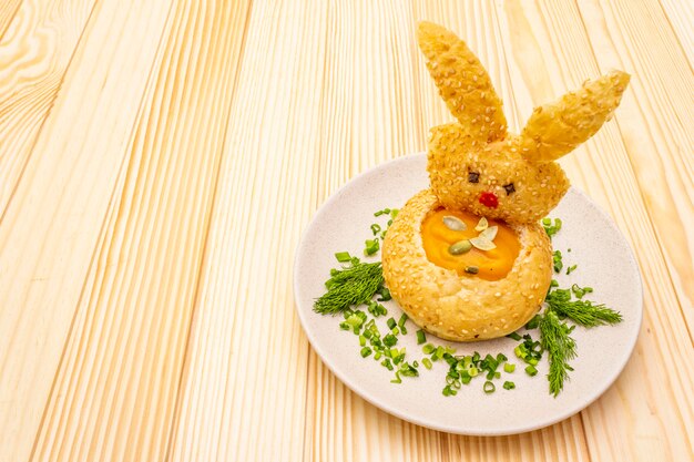 Lapin de Pâques avec soupe chaude à la crème de citrouille aux herbes et graines de citrouille