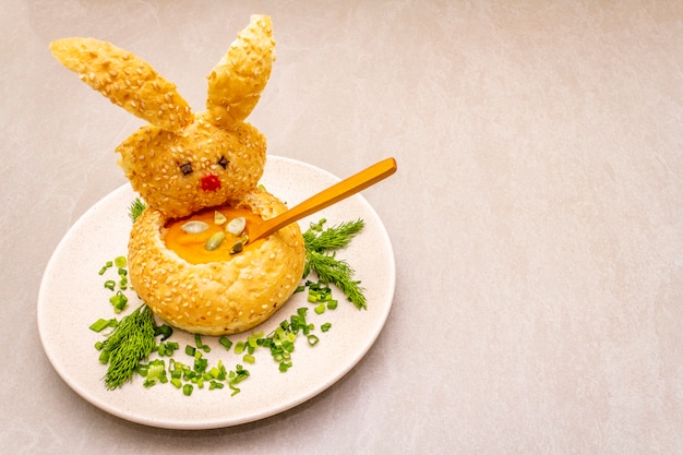 Lapin de Pâques avec soupe chaude à la crème de citrouille aux herbes et graines de citrouille