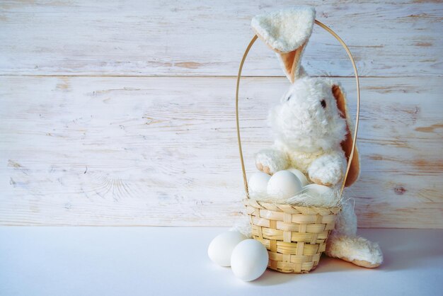 Lapin en peluche avec des oeufs