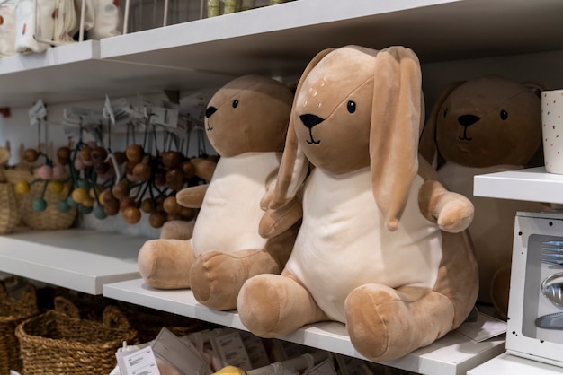 Lapins jouets marron sur l'étagère