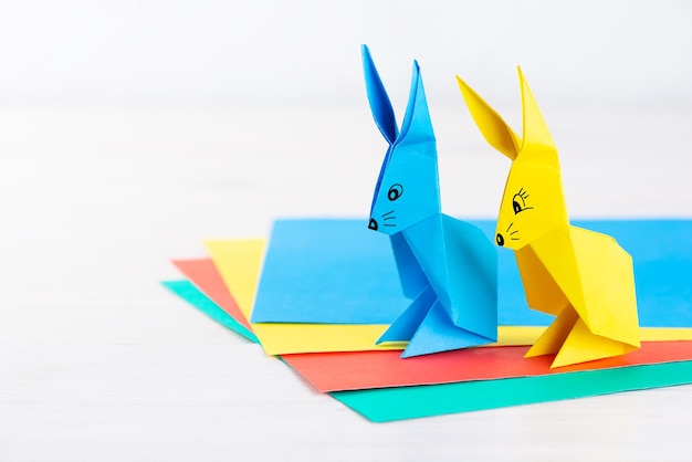 Lapins en papier multicolores sur fond clair