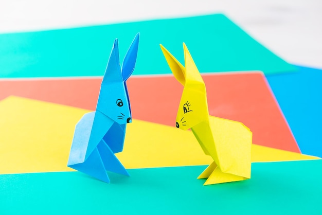 Lapins en papier multicolores sur la table