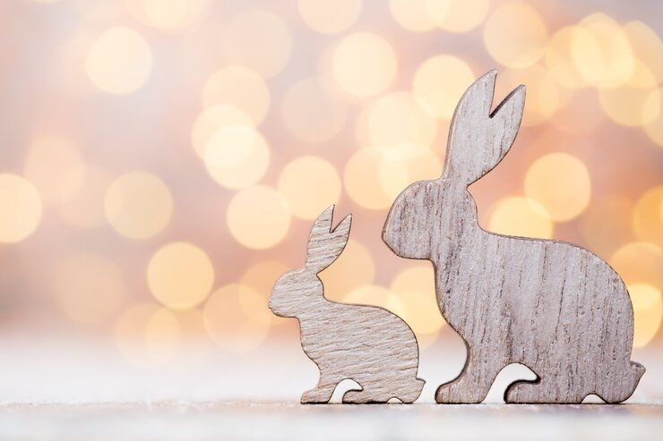 Lapins de Pâques en bois sur l'espace bokeh.