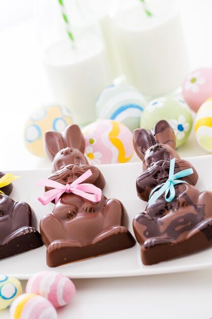 Lapins de Pâques en chocolat à base de lait solide et de chocolat noir.