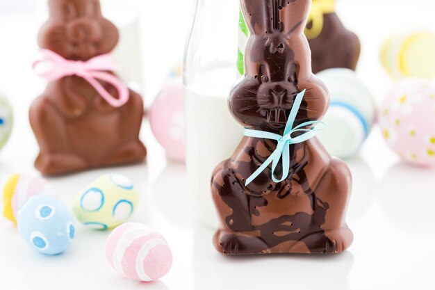 Lapins de Pâques en chocolat à base de lait solide et de chocolat noir.