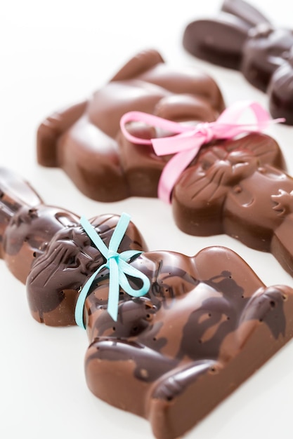 Lapins de Pâques en chocolat à base de lait solide et de chocolat noir.