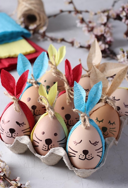 Lapins de Pâques faits d'oeufs avec des oreilles multicolores en papier ou serviettes de couleur