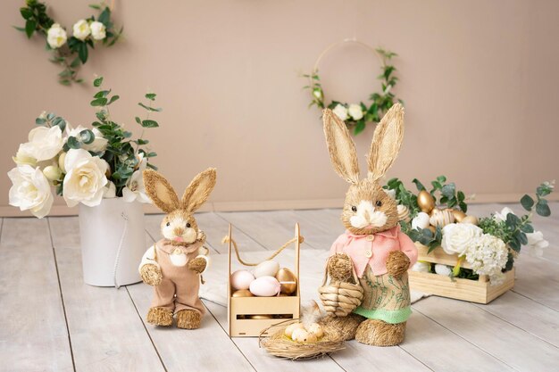 Lapins de Pâques mère et fils dans une composition décorative de Pâques oeufs fleurs