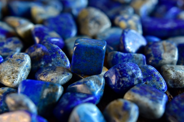 Le lapis est une belle pierre précieuse naturelle sur un plancher en bois