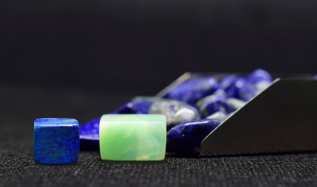 Le lapis lazuli est une pierre bleue pour la confection de bijoux