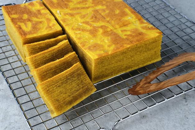 Lapis Legit Spekuk Spekkoek est un délicieux gâteau indonésien composé de plusieurs couches