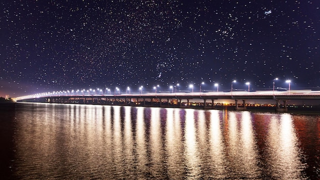 Laps de temps vue sur le pont sur le fleuve Dniepr à Dnipro City à la fin du printemps au début du printemps des nuages épais