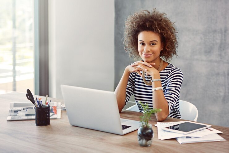 Photo laptop femme et bureau ou portrait heureux projet en ligne et lieu de travail créatif pour les commentaires sur le site web recherche sur internet et informations professionnelles ou réseautage lecture de courriels et blog souriant