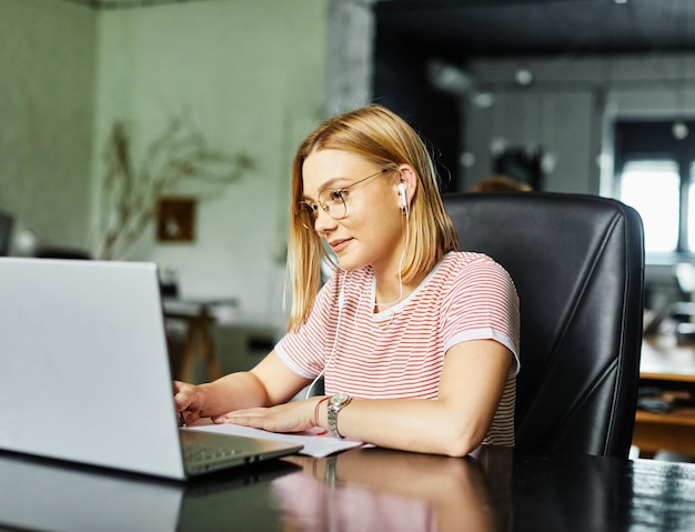 laptop fille femme d'affaires étudiante bureau technologie d'affaires internet jeune bureau d'ordinateur démarrage espace de coworking table de travail lieu de travail créatif entrepreneur de démarrage