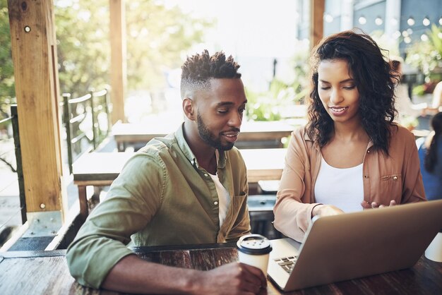Laptop freelance et réunion d'équipe au café pour la recherche et la stratégie de démarrage au café Technique homme et femme sur Internet pour le travail à distance communication et planification au restaurant
