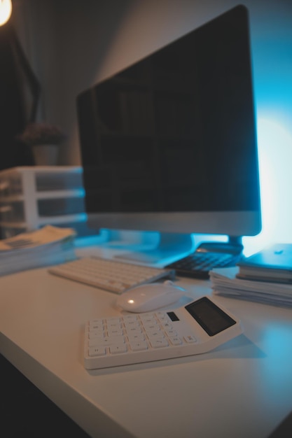 Laptop et papiers sur la table de conférence