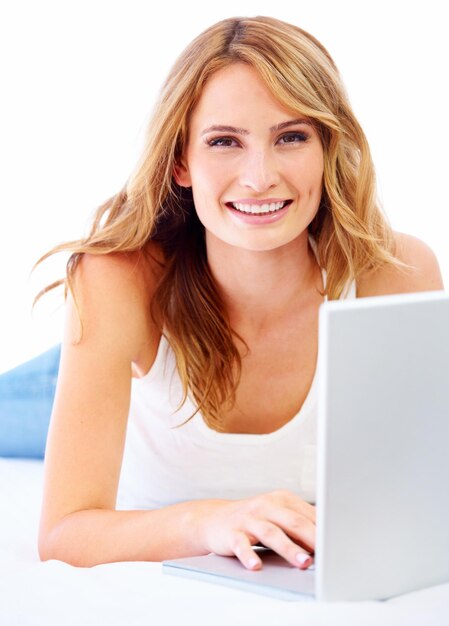 Laptop et portrait de femme en studio en train de taper pour la connexion en ligne au sol sur fond blanc Modèle de personne féminine et visage pour l'espace de maquette pour l'apprentissage numérique ou la recherche de blogs sur les médias sociaux sur le web