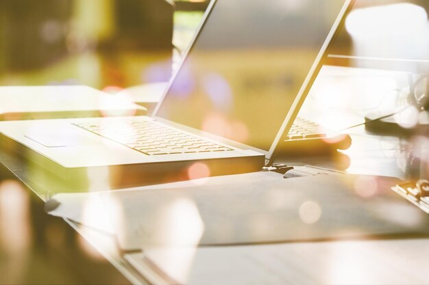 Photo laptop sur la table