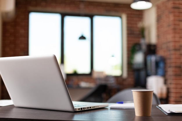 Laptop sur la table