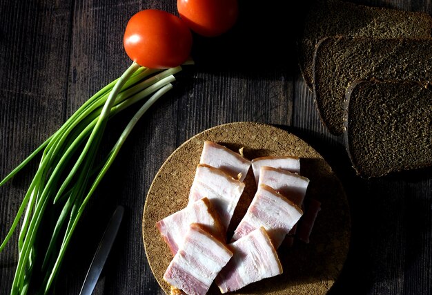 Lard avec du pain noir et des oignons verts sur fond sombre Cuisine nationale russe