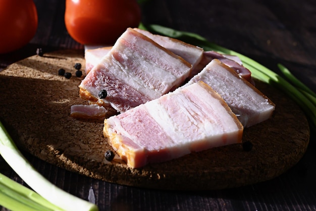 Lard avec du pain noir et des oignons verts sur fond sombre Cuisine nationale russe