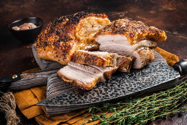 Lard de poitrine de porc rôti avec croûte sur une planche de bois Fond sombre Vue de dessus