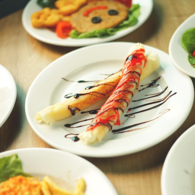 large choix de délicieux repas sur la table