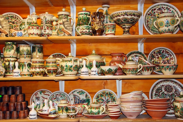 Un large choix de produits en céramique sur l'étagère du magasin Poterie à vendre Produits en céramique Produits de céramique en vente