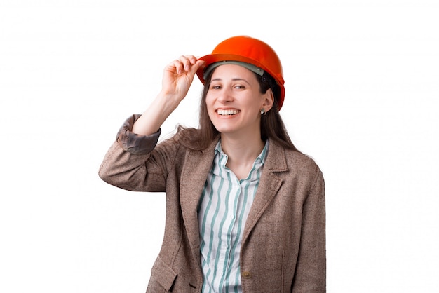 Large femme souriante aime porter un casque sur fond blanc.