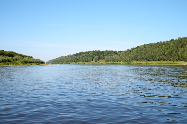 Large panorama d'une rivière