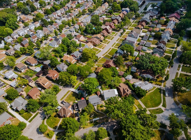 Large panorama, vue aérienne avec de grands immeubles, dans les beaux quartiers résidentiels et rues vertes Parma OH USA