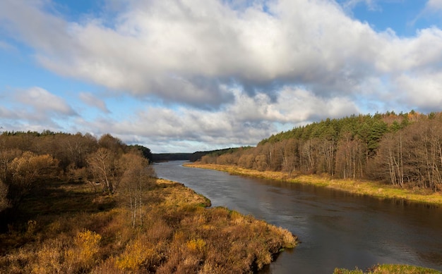 Large rivière en automne