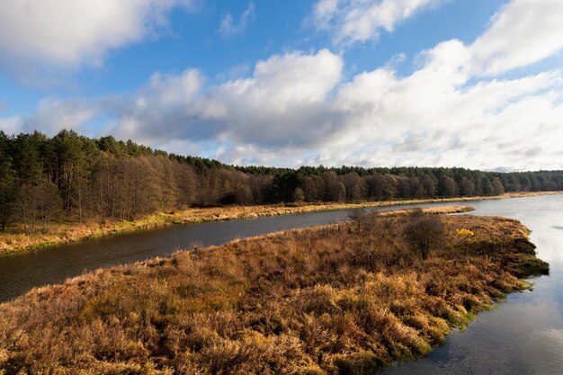 Une large rivière en automne