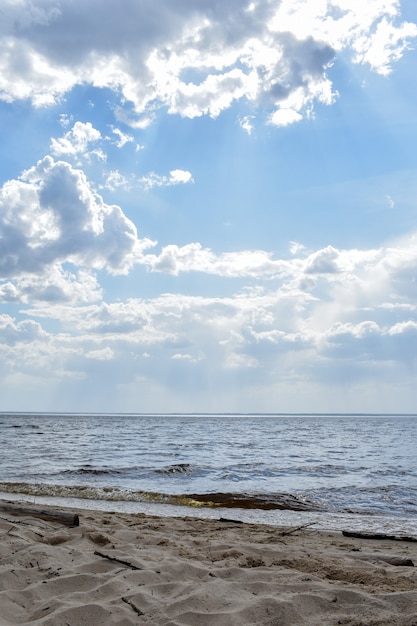 Large rivière et ciel bleu