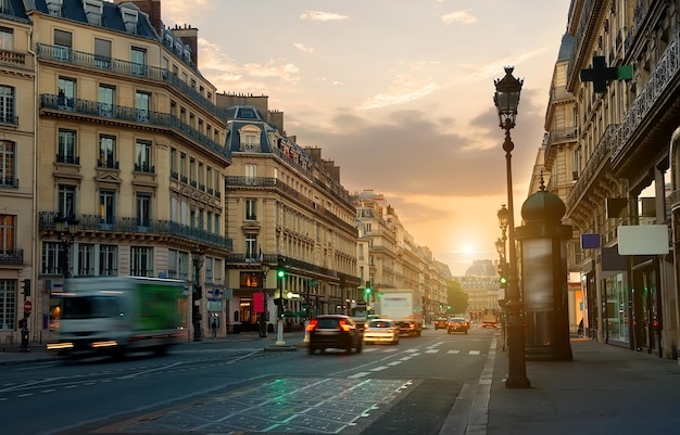 Large rue avec route et belle architecture à Paris au lever du soleil, France