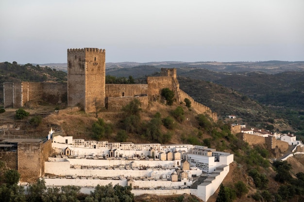 Large vue sur le château du village de Mertola