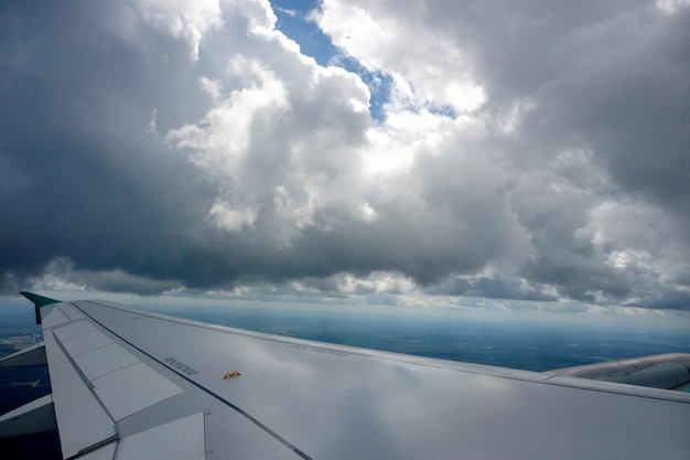 Large vue sur les nuages d'en haut depuis l'avion