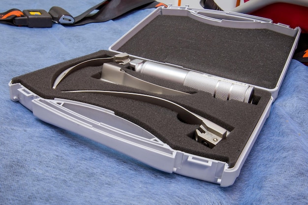 Laryngoscope pour intubation sur un tissu médical bleu